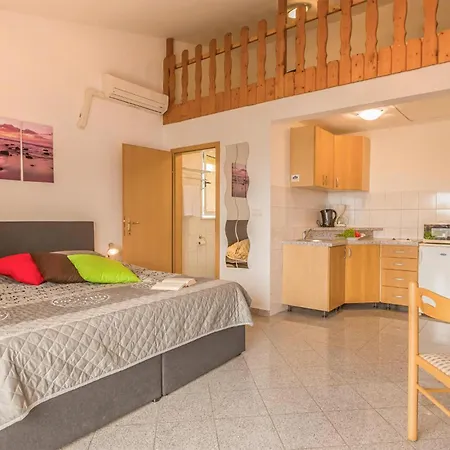 In With Kitchen Apartment Pula