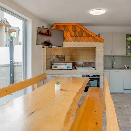 Apartment In With Kitchen Pula